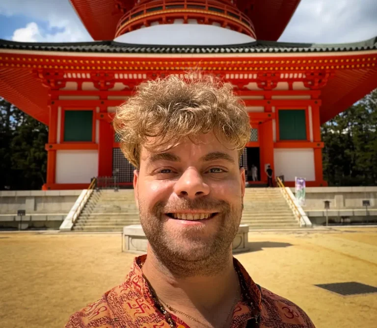 Keven verbringt Nächte in einem Tempel auf dem Kōyasan, entdeckt die vegane Shōjin-Ryōri-Küche und besucht das heilige Okunoin.